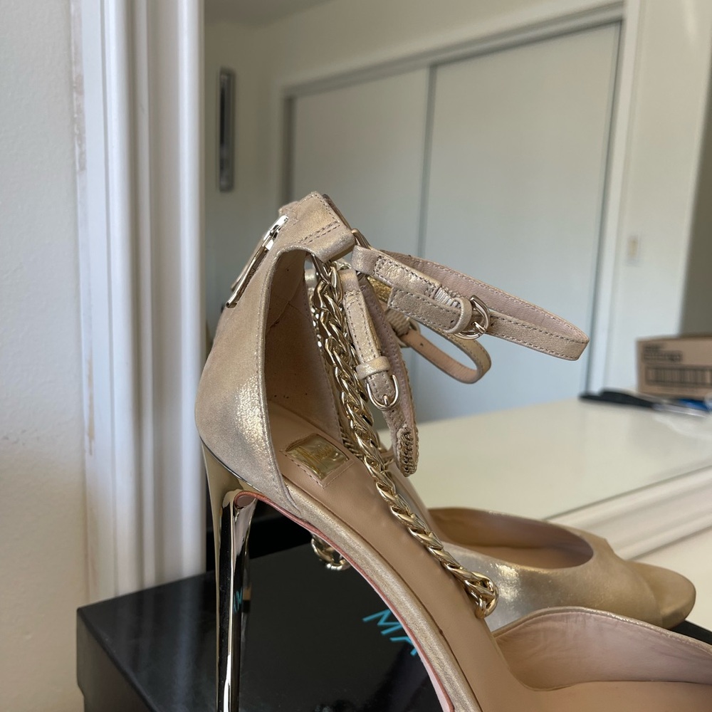 MARCIANO Elegant Gold Peep-Toe Stiletto Heels with Chain Detail Size 9.5 - Picture 2 of 5